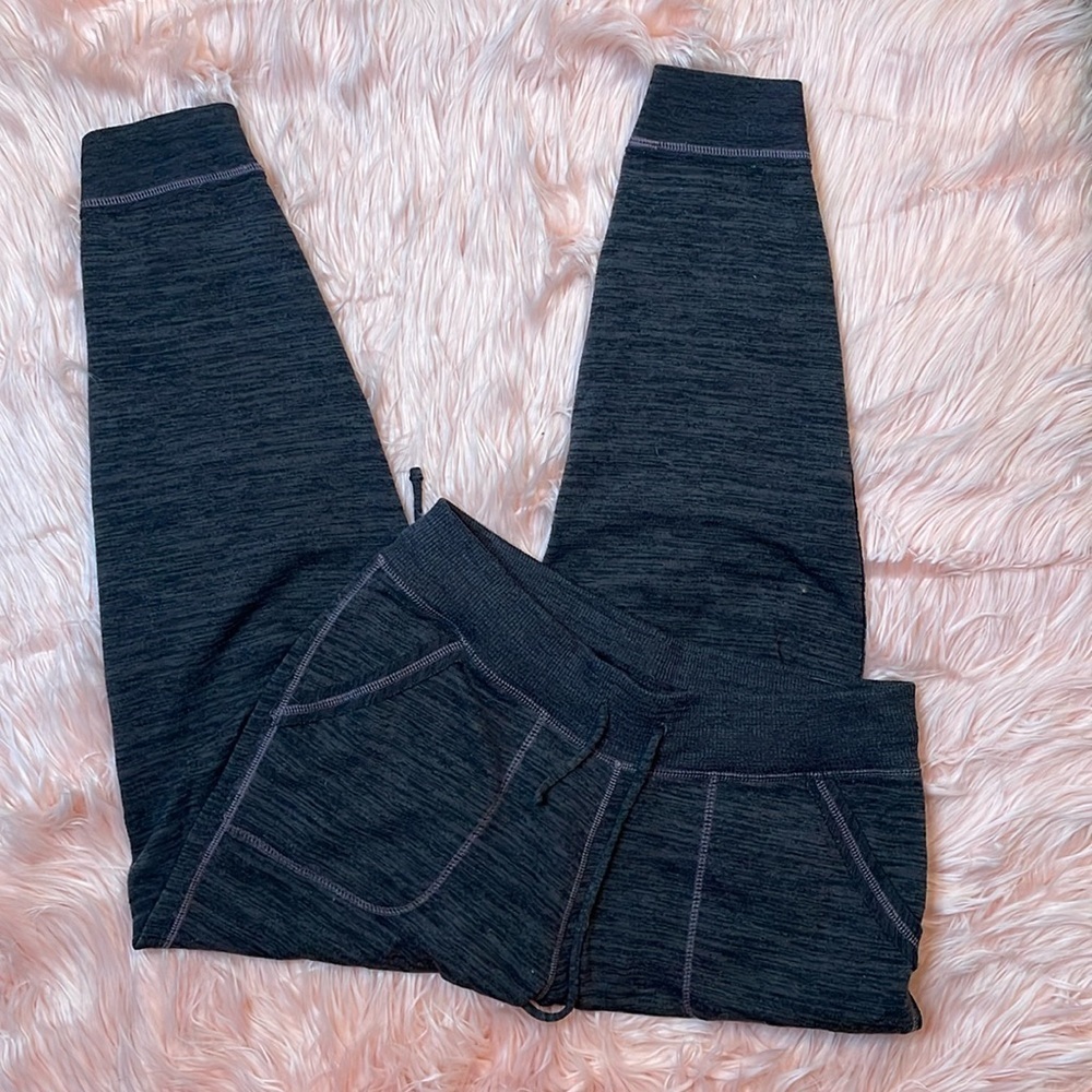 Athleta Techie joggers heathered dark grey with pink stitching size Small